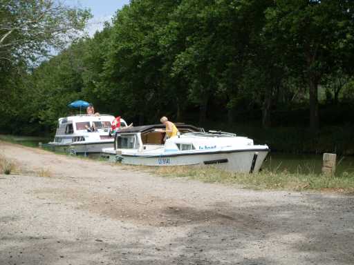 Onze boot wacht voor de sluis van Pechlaurier