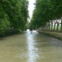 Langs grote delen van het kanaal staan bomen aan beide oevers